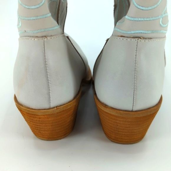 Dingo Urban Cowgirl White Ankle Booties with Moons and Stars Size 9 - Picture 5 of 8